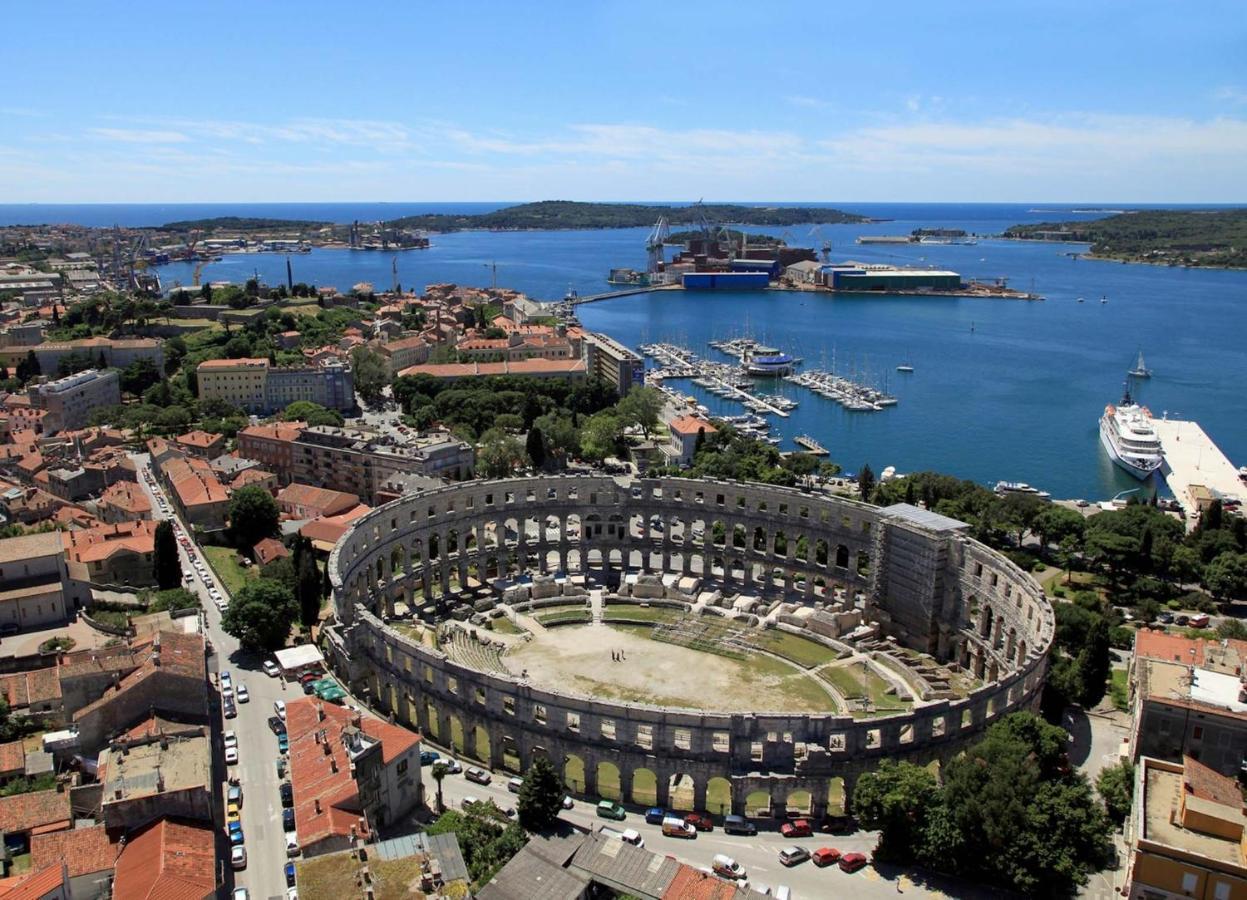 Apartments With A Swimming Pool Pula - 7356 外观 照片