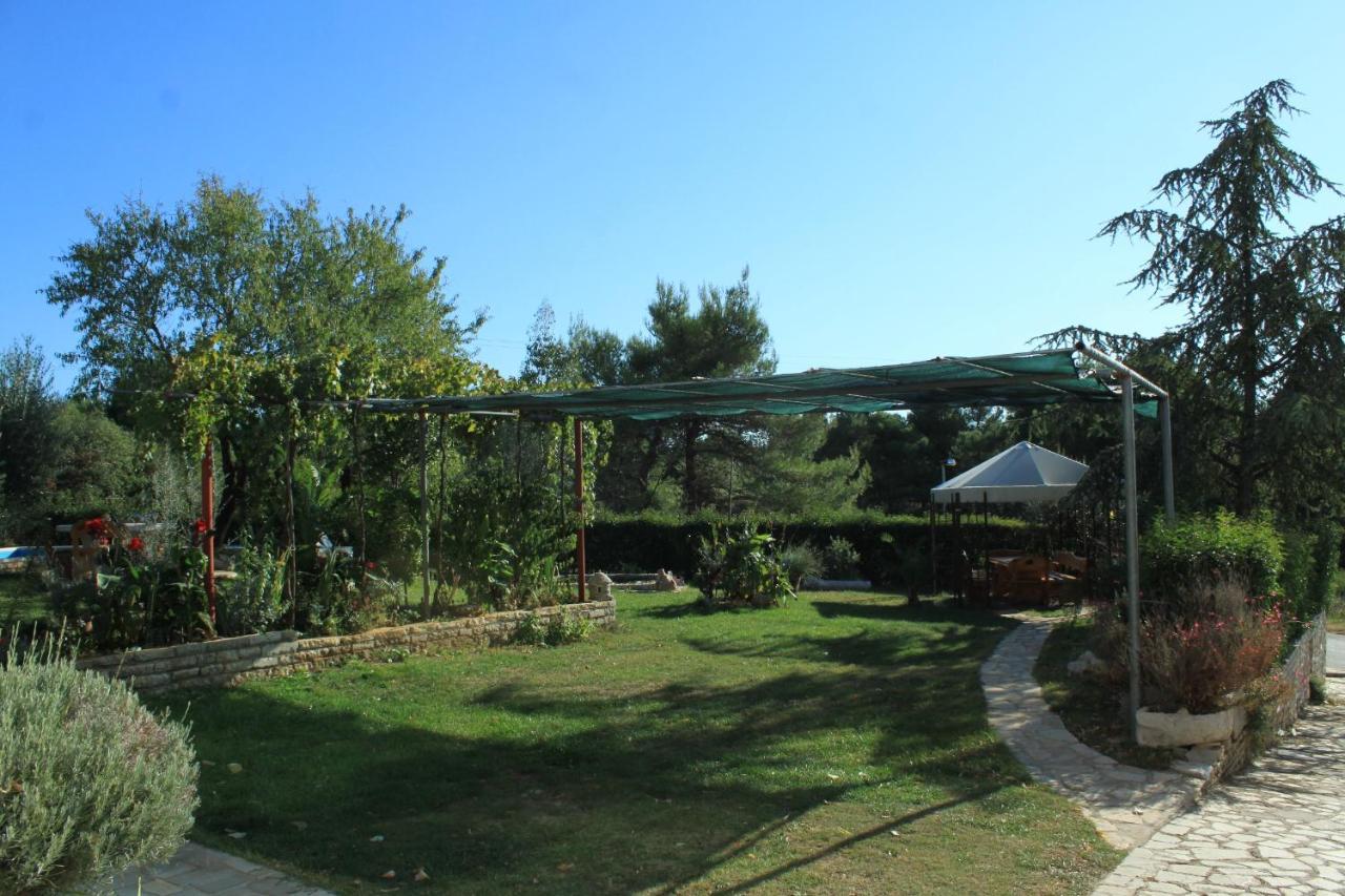 Apartments With A Swimming Pool Pula - 7356 外观 照片