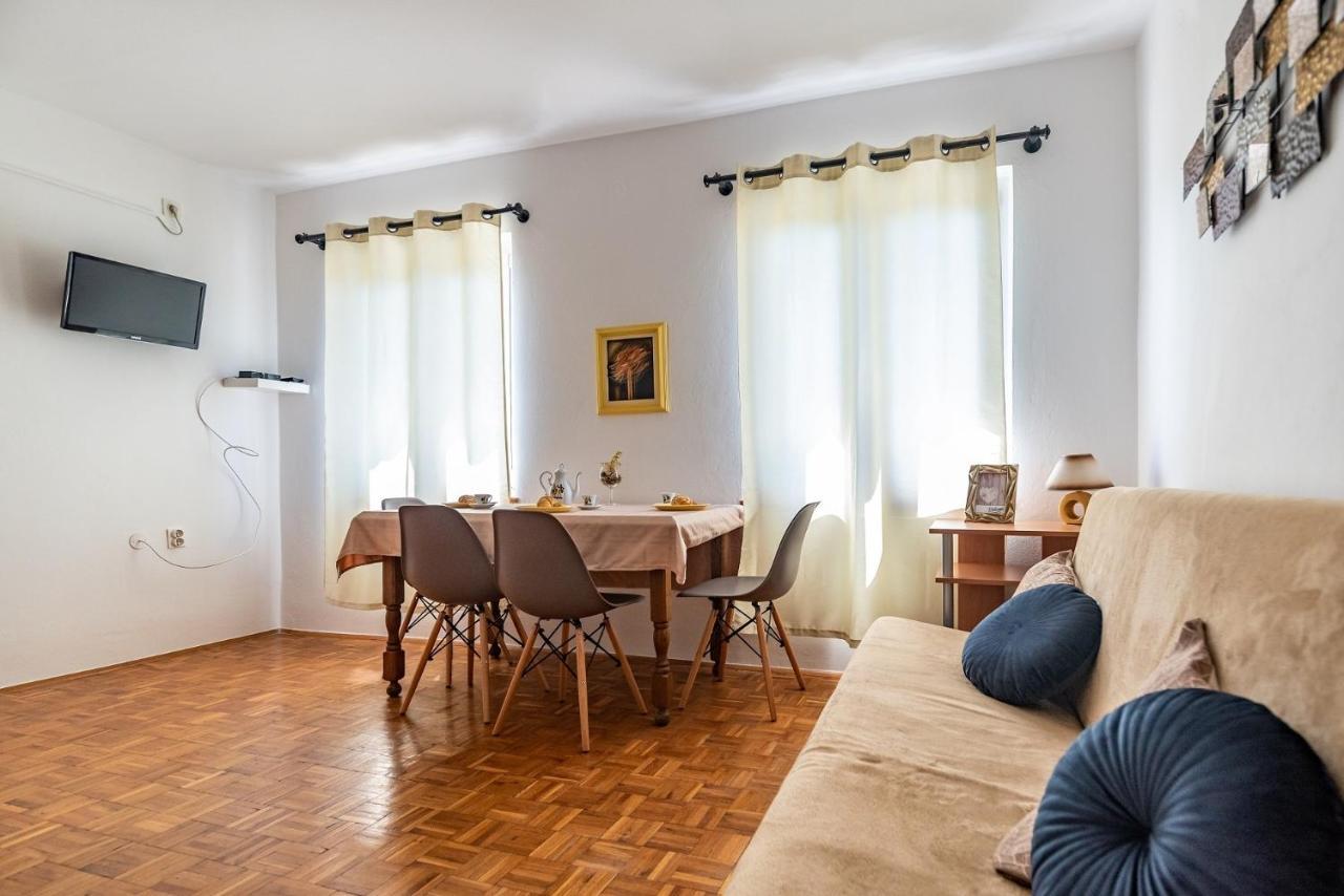 Apartments With A Swimming Pool Pula - 7356 外观 照片